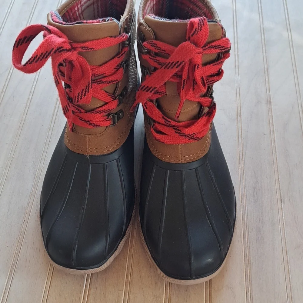 Maurices Jade Side Buckle Lace Up Duck Boot Red Lace Rainboots - Picture 11 of 12
